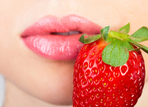 Sinnliche Lippen mit Erdbeere