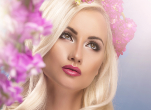 Portrait einer sehr huebschen Blondine